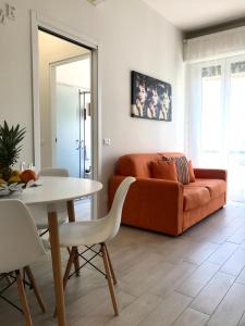een woonkamer met een bank en een tafel bij Suite Locchi. Vicino Tramvia/Careggi/Meyer in Florence