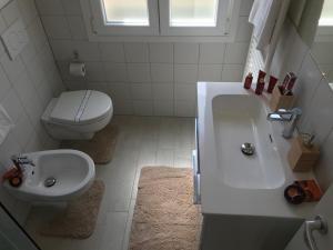 een badkamer met een witte wastafel en een toilet bij Suite Locchi. Vicino Tramvia/Careggi/Meyer in Florence