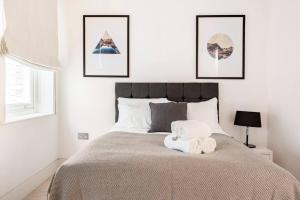 Giường trong phòng chung tại Beautiful 2-Bed Apartment in Central London