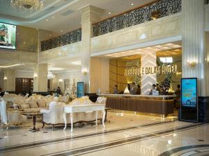 MerPerle Dalat Hotel في دالات: لوبي فندق فيه كراسي ومخزن