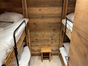 Двухъярусная кровать или двухъярусные кровати в номере Le Lodge de Molanes - Pra Loup 1500