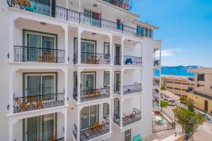 un edificio de apartamentos con balcones y el océano en el fondo en Yosun Apart, en Kas