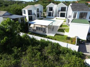 una vista aérea de una fila de casas en Villa Valeria en Ungasan