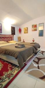 - une chambre avec un grand lit dans l'établissement Trikala Apartments 2, à Tríkala