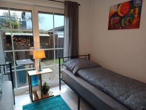 1 dormitorio con cama y ventana en Mila, en Mechernich