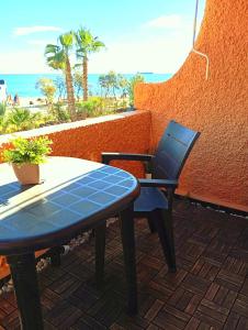 einen Tisch und Stühle auf einer Terrasse mit Meerblick in der Unterkunft SUNRISE Vera-naturista in Vera
