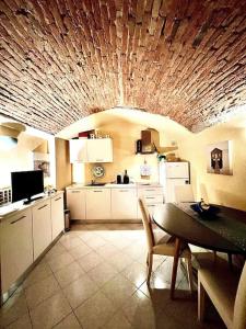 une cuisine avec une table et une salle à manger dans l'établissement Taverna il grottino, à Bologne