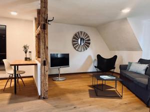 - un salon avec un canapé et une table dans l'établissement Gasthof Wäscherschloss, à Wäschenbeuren