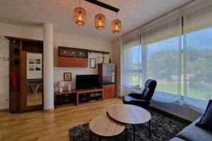sala de estar con sofá y mesa en Apartamento con piscina en Llanes
