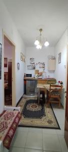 Il comprend un salon avec une table et une cuisine. dans l'établissement Trikala Apartments 2, à Tríkala