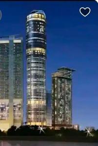Un palazzo alto con un cuore sul lato. di Luxury Stay with Stunning view at 36th Floor Noida a Noida