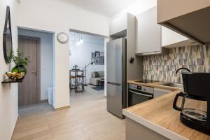 uma cozinha com armários brancos e uma bancada em Zappa 2-Bedroom Apartment in Athens em Atenas