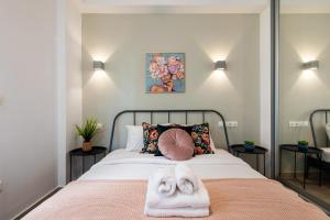 um quarto com uma cama com toalhas em Zappa 2-Bedroom Apartment in Athens em Atenas