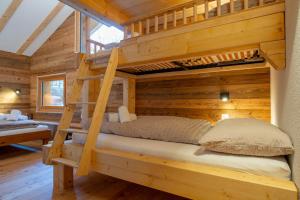 ein Schlafzimmer in einem Blockhaus mit Etagenbetten in der Unterkunft Stall Himmel in Ritzingen
