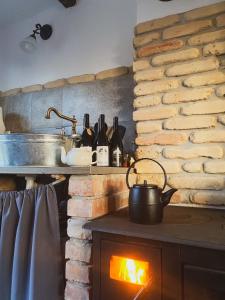 een keuken met een fornuis met een pot boven een vuur bij Csipke Somló Vendégház in Somlóvásárhely