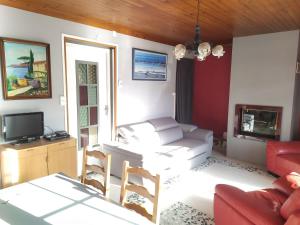 sala de estar con sofá y TV en Villa Quend, 4 pièces, 6 personnes - FR-1-730-6 en Quend