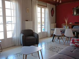 sala de estar con sofá, mesa y sillas en Villa Quend, 4 pièces, 6 personnes - FR-1-730-6 en Quend