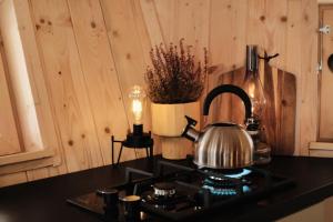 una cucina con bollitore per tè e piano cottura di TREEHOUSE POD LESOM a Muráň