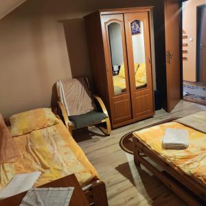 Giường trong phòng chung tại Zbójnicka Chata