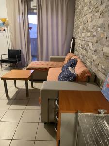 - un salon avec deux lits et une table dans l'établissement chez Catherine tres beau logement tout équipé et proche des transports, à Marseille