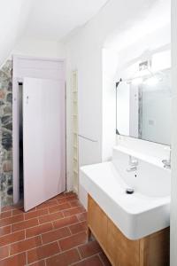 y baño con lavabo blanco y espejo. en A casa di Paola, en Castagneto Carducci