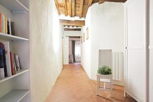 un pasillo con paredes blancas y techo de madera en A casa di Paola, en Castagneto Carducci