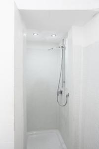 y baño con ducha y azulejos blancos. en A casa di Paola, en Castagneto Carducci