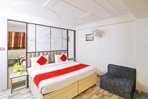 1 dormitorio con 1 cama y 1 silla en Hotel Clink Stay Near Delhi IGI Airport, en Nueva Delhi