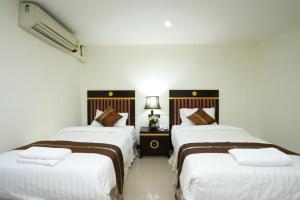 Un pat sau paturi într-o cameră la LUCKY PALACE HOTEL