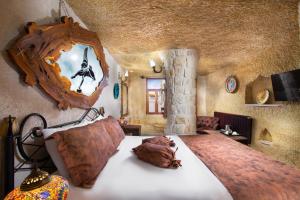 Romantic Cave Hotel في نوشهر: غرفة نوم بسرير كبير في غرفة