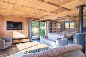 ein Wohnzimmer mit einem Sofa und einem Tisch in der Unterkunft Chalet Mont Blanc - Conciergerie de la Yaute in Cordon