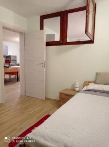 1 dormitorio con 1 cama y puerta abierta en Apartment Rosemary en Vinkuran