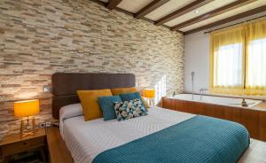 a bedroom with a bed and a bath tub at La Casa de Felisin muy cerca de Puy Du Fou in Pulgar +61 photos