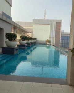een groot zwembad aan de zijkant van een gebouw bij Luxury Studios Key 7 in Gurgaon