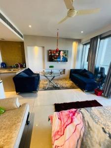 een woonkamer met een bank en een tv bij Luxury Studios Key 7 in Gurgaon