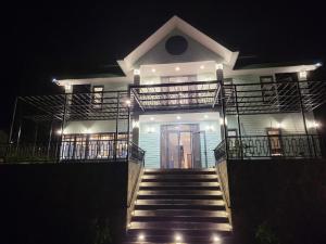 una casa con scale che la conducono di notte di APC LAM DONG RETREAT a Berla (2)