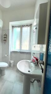 波佐利的住宿－Luida's Apartment，白色的浴室设有水槽和卫生间。
