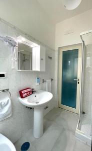 波佐利的住宿－Luida's Apartment，白色的浴室设有水槽和淋浴。