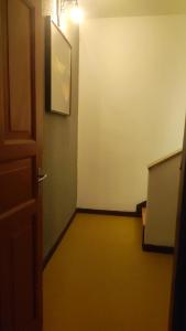 korytarz z drzwiami i zdjęciem na ścianie w obiekcie Sôsouza w mieście Belo Horizonte