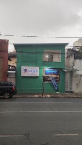 un edificio verde al lado de una calle en Sôsouza en Belo Horizonte