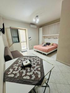 波佐利的住宿－Luida's Apartment，一间客房内配有床和桌子的房间