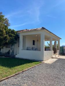 una pequeña casa blanca con techo en Alleinstehende Villa mit Pool-Finca Gabriela, en Oliva