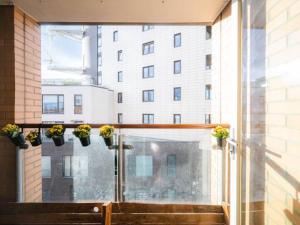 una ventana con macetas y un edificio en Pass The Keys Modern 2-Bed Apartment with Private Balcony, Near Dalston Junction Station - Ideal Urban Retreat! en Londres