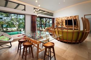 Телевизор и/или развлекательный центр в W Costa Rica Resort – Playa Conchal