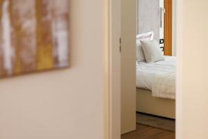 Skylark Central Aparthotel في براشوف: باب يؤدي الى غرفة نوم بسرير