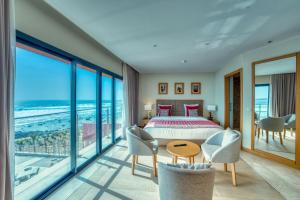 - une chambre avec un lit et une vue sur l'océan dans l'établissement Azalaï Hôtel Dakar, à Dakar