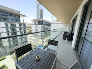 Balkón nebo terasa v ubytování EasyGo - Sobha Greens 2 Bedroom Pool View