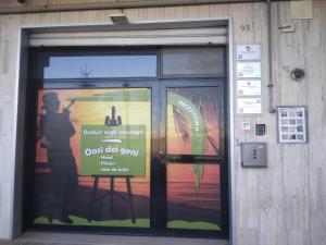 una puerta de cristal de un edificio con un cartel dentro en Bunker degli inventori, en Foggia