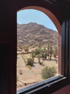 uma vista para um deserto a partir de uma janela em Tagtout em Tafraout