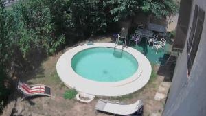 尼斯的住宿－Appartement dans villa Niçoise，享有带椅子和庭院的游泳池的上方景色